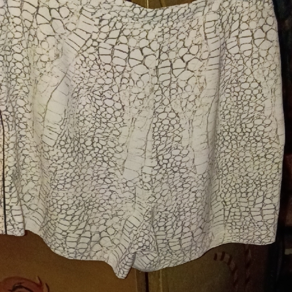 Philosophy White Textured Look Shorts - Picture 6 of 7